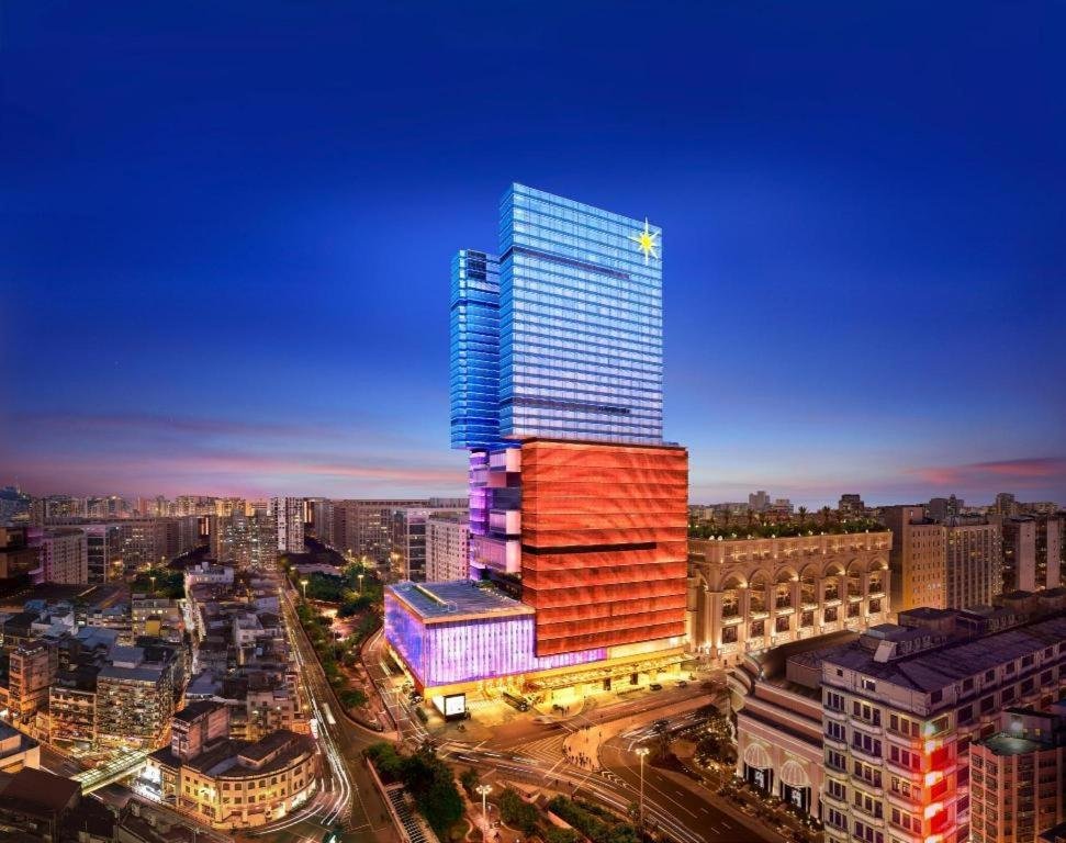 Torre del StarWorld de noche: bloques rectangulares encastrados con iluminacion LED
